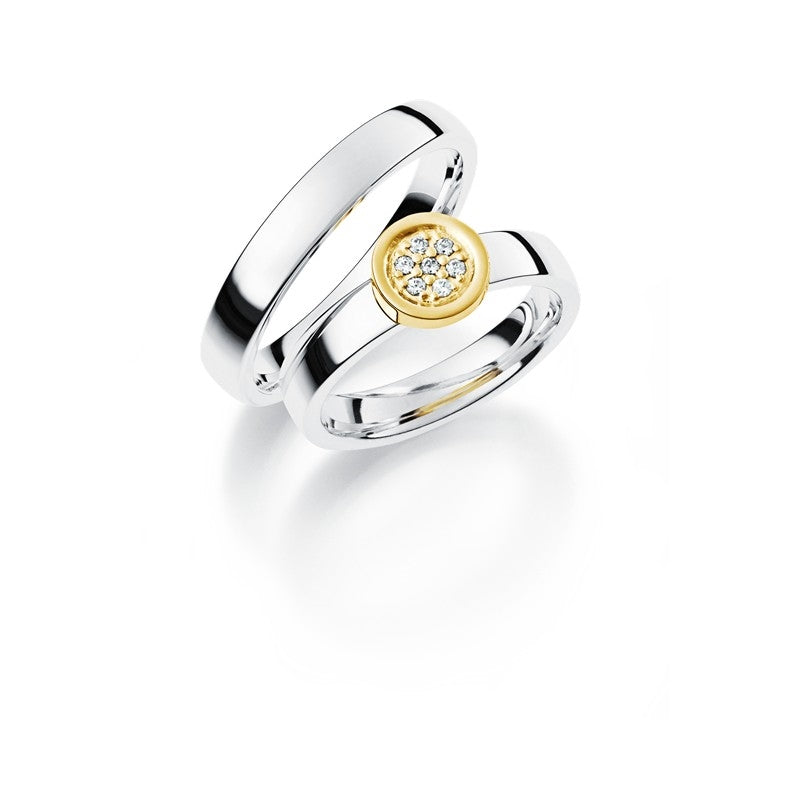 Romantisk Aagaard vielsesringe i sølv og 14 kt guld med 7 x 0,01 ct diamanter – klassiske vielsesringe med diamantbesat damering og enkel herrering.